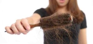 أسباب تساقط الشعر من الجذور
